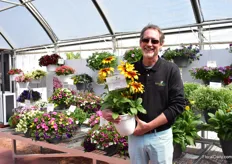 Steve Jones with Greenfuse Botanicals presenting the Rudbeckia Rising Sun Chesnut Gold. This large flowered variety flowers day light neutral. It flowers in 12 weeks, any time of the year. “Usually they flower late in summer and only blooms on very long days, but this variety already flowers under short days.”